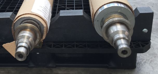 BASE Distanziatore Separatore in Plastica Porta 4 Bobine avente forma di Selle Culle Lunga 1100 mm Diametro minimo del rotolo 270 mm. Diametro Max 290 mm.