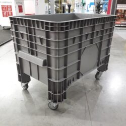 Cassa di plastica costolata, dotato di 4 Ruote, come da fotografia. Dimensioni esterne: 1040x640xh670. Di colore Grigio.
